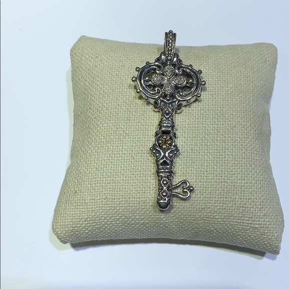 Sliver /18ktDiamond key pendent